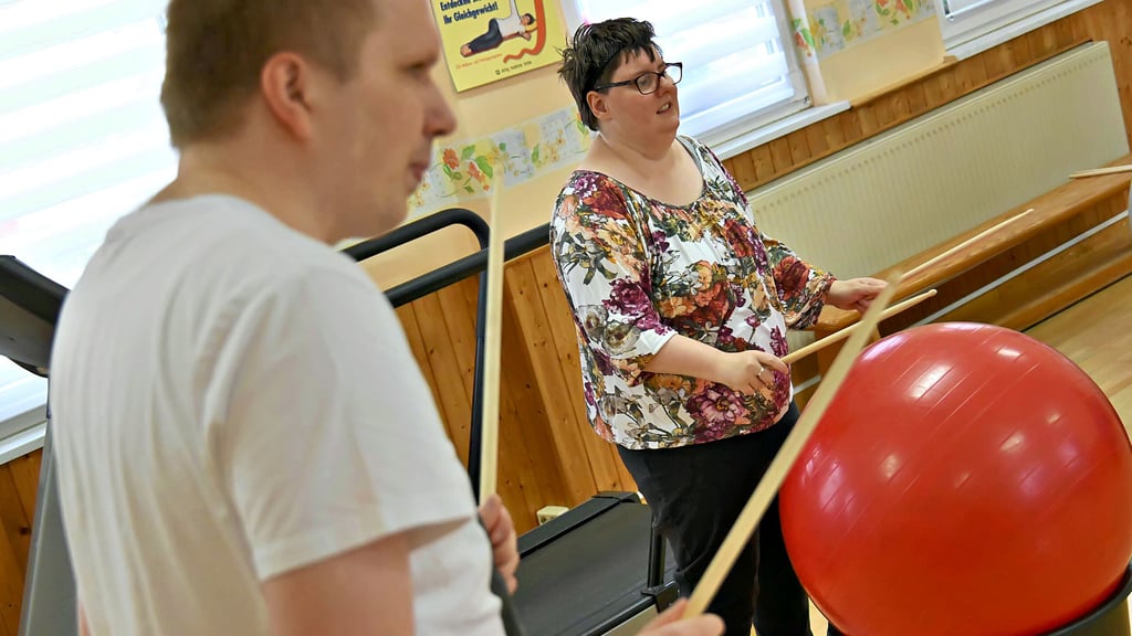 Beim Trommelkurs der Schloß Hoym Stiftung sollen sich die Bewohner austoben können. 
