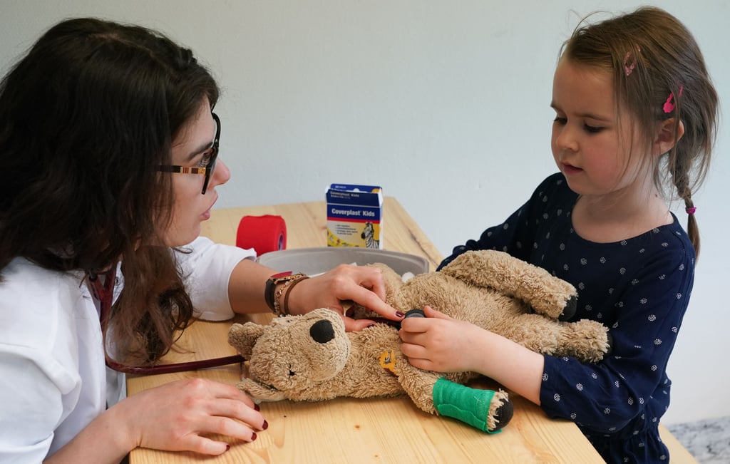 Der Teddy wird im Teddybärenkrankenhaus in Halle verarztet.