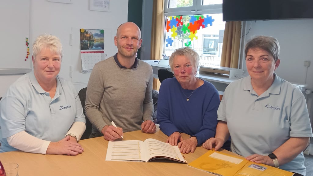 Barbara Steinheuer, Tobias Günther, Christine Rütting und Kerstin Rabe (von links) im Gespräch. Günther vertritt die Hamburger Peter-Jensen-Stiftung, die zahlreiche soziale Projekte in Halberstadt unterstützt.