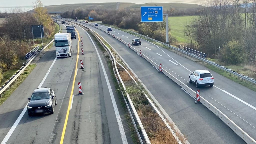 Auf der Autobahn 36 zwischen Wernigerode und dem Dreieck Nordharz ist in beide Richtungen jeweils eine von zwei Fahrspuren gesperrt.