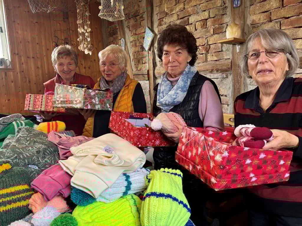 Liane Pollmanns, Gabriele Scholle, Ursula Kirste und Eva Fricke (von links) packen im Akkord Weihnachtspäckchen.