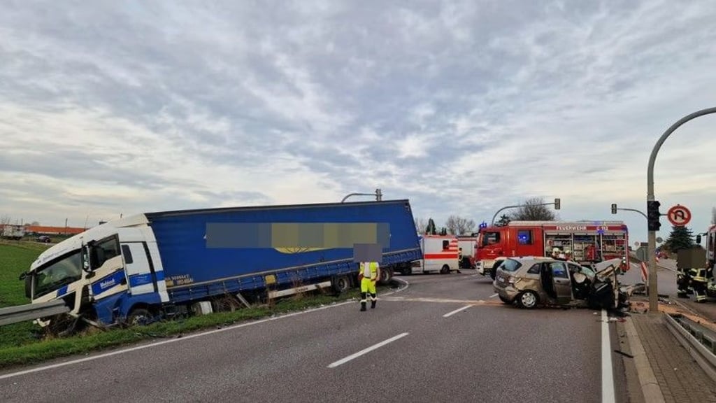 Auf der B100 hat es einen schweren Unfall gegeben.