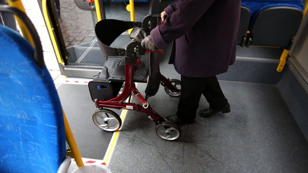 Sicher ein- und aussteigen: Das kann man bei Rollator-Trainings lernen.