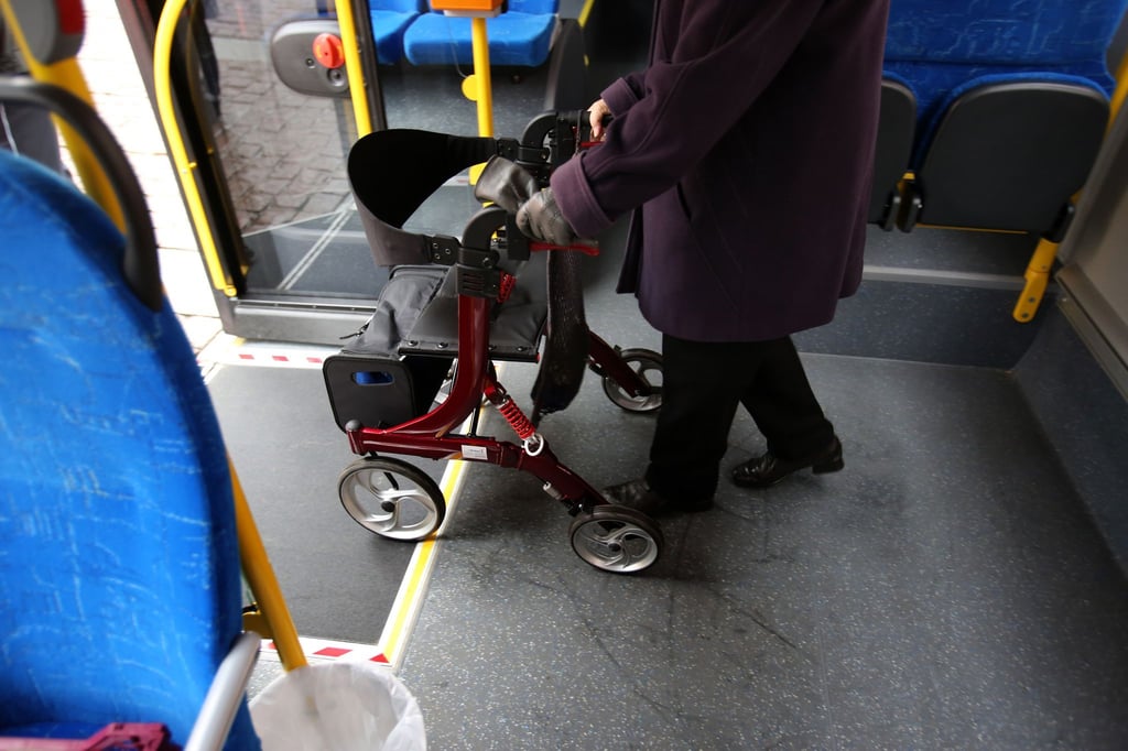 Sicher ein- und aussteigen: Das kann man bei Rollator-Trainings lernen.