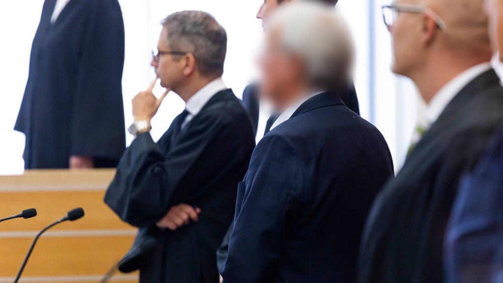 Ein weiterer größerer Prozess zur VW-Dieselaffäre hat in Braunschweig begonnen. Die Verlesung der Anklageschrift verzögerte sich aber.