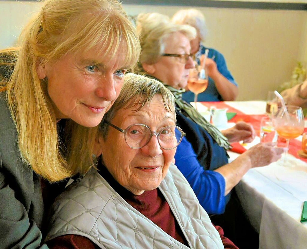Andrea Herzog umarmt das älteste Atzendorfer Mitglied der Volkssolidarität, die 91- jährige Helga Jäger.