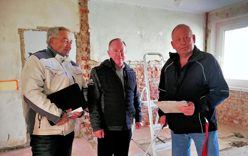 Die Zeitzer Wohnungsgenossenschaft saniert Wohnungen in der Elstervorstadt. Planer Heiko Börner, ZWG-Vorstand Jens Blasel und Handwerker Heiko Pötschke (von links) treffen sich zur Baubesprechung.