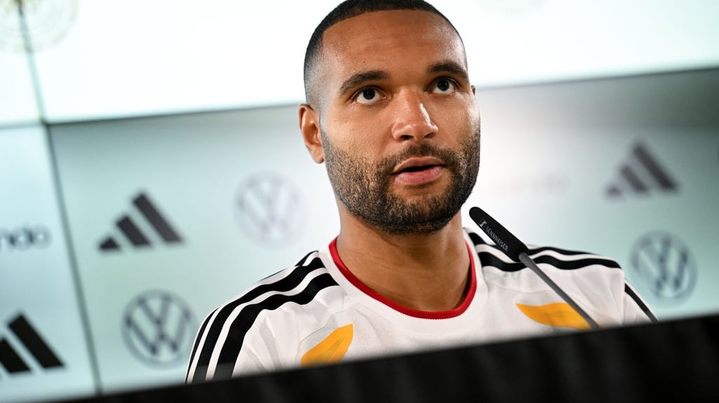 Jonathan Tah hat über besondere Herausforderungen für zwei junge Nationalteamkollegen gesprochen.