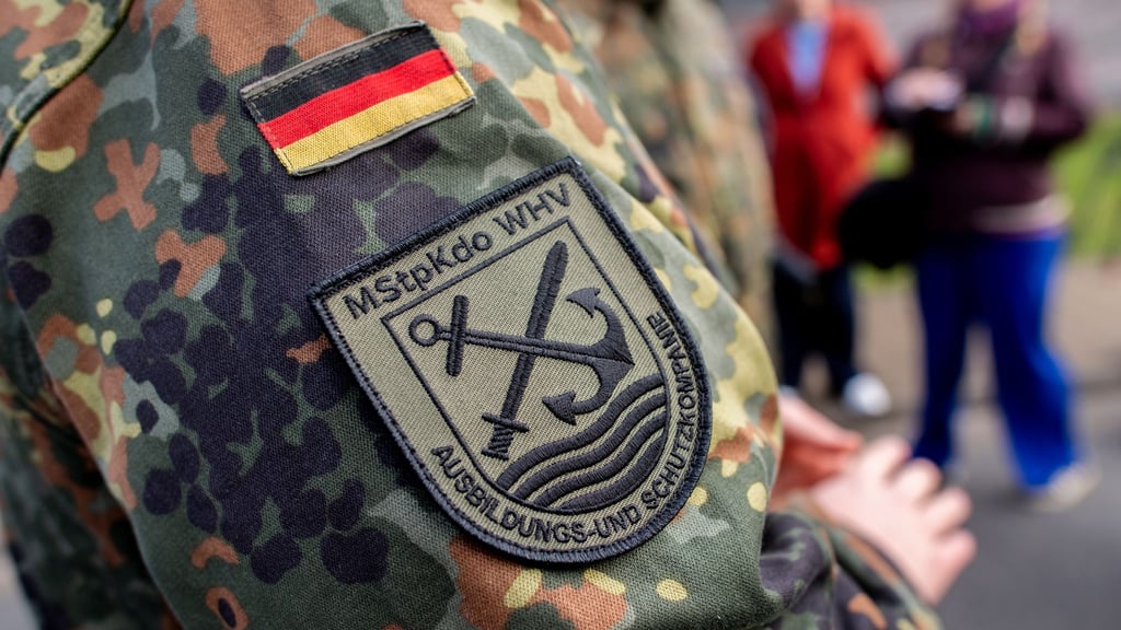 84 Rekruten haben in Wilhelmshaven ihr Gelöbnis abgelegt. (Archivbild)