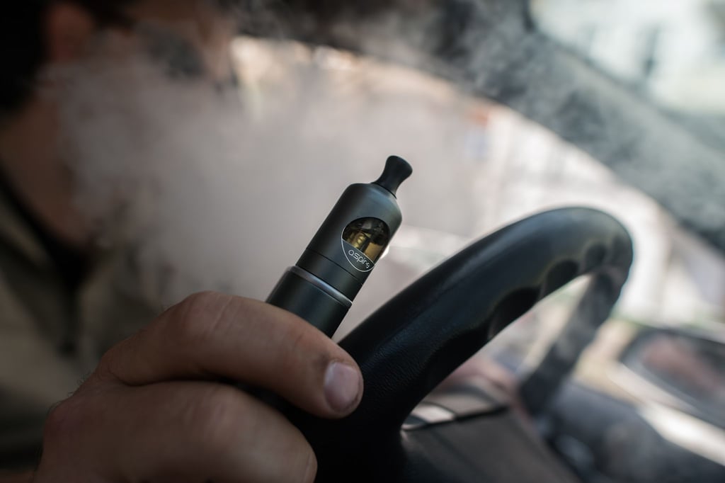 Genuss mit Folgen: Wer ein paar Dinge beim Gebrauch der E-Zigarette im Auto nicht beachtet, kann schnell ein Bußgeld kassieren.