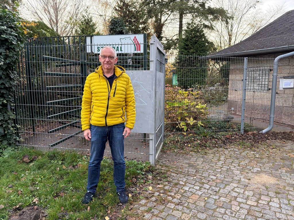 Uwe Donner, Vorsitzender des Tiergartenvereins Stendal, vor dem am Donnerstag, 13. November, noch geschlossenen Eingang.