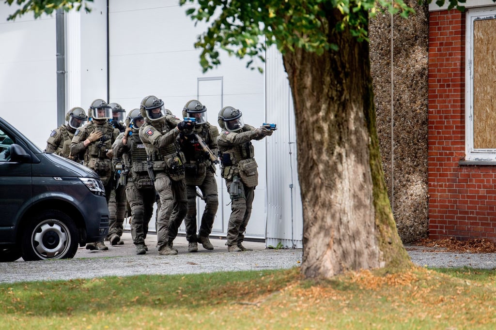 Einsatzkräfte eines Spezialeinsatzkommandos überwältigten den mutmaßlichen Angreifer. (Symbolbild)