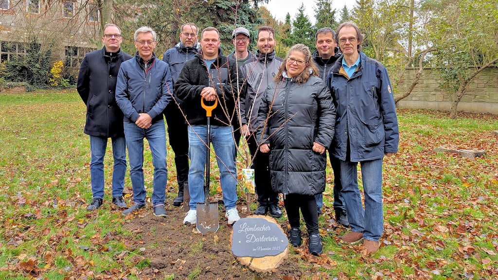 Die vom Dartsclub gepflanzte Mirabelle ist nicht der erste Baum im Leimbacher Park, dessen Pflanzung die Leimbacher in Eigenleistung selbst in die Hand genommen haben.