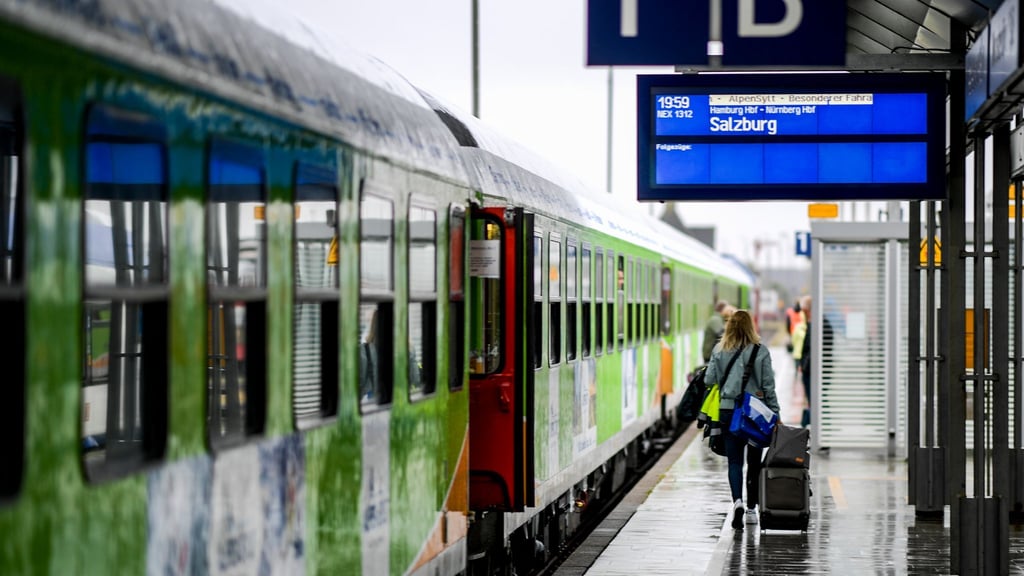 Viele Skigebiete in den Alpen sind gut mit der Bahn erreichbar: In einigen Orten führt der Weg vom Bahnhof direkt zur Talstation.