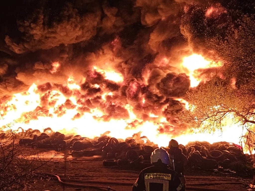 Tausende Reifen standen  in einem Silo in Könnern in Flammen. 
