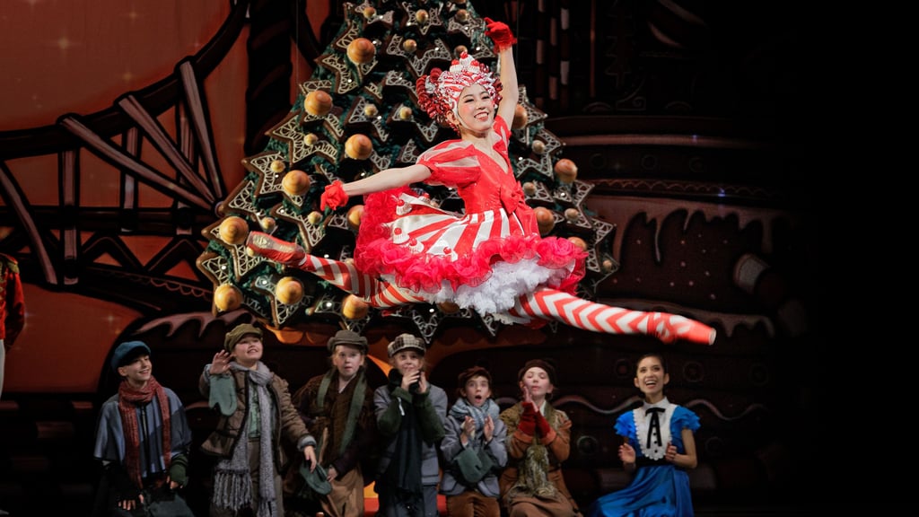Szene aus „Der Nussknacker“ im Ballett Halle: Da bleiben die Münder vor lauter Staunen geöffnet.