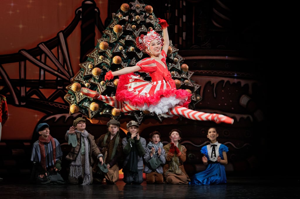 Szene aus „Der Nussknacker“ im Ballett Halle: Da bleiben die Münder vor lauter Staunen geöffnet.