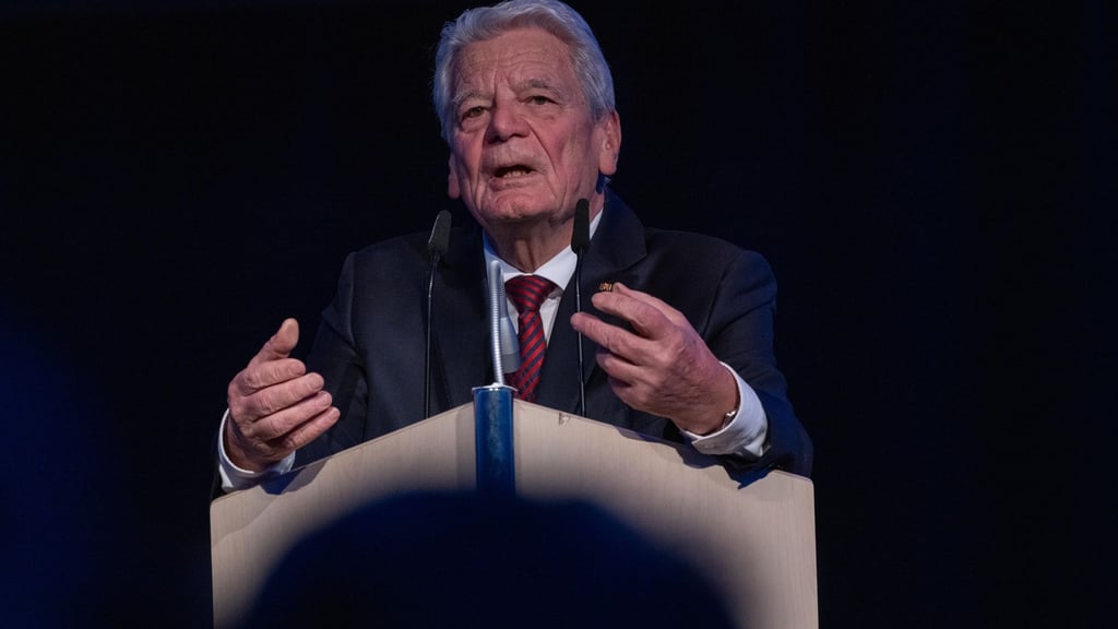 Joachim Gauck erhält den Görlitzer Brückepreis. (Archivbild)