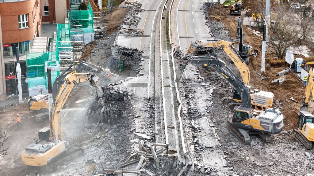 Der Abriss der Brücke über die Halberstädter Straße in Magdeburg läuft.