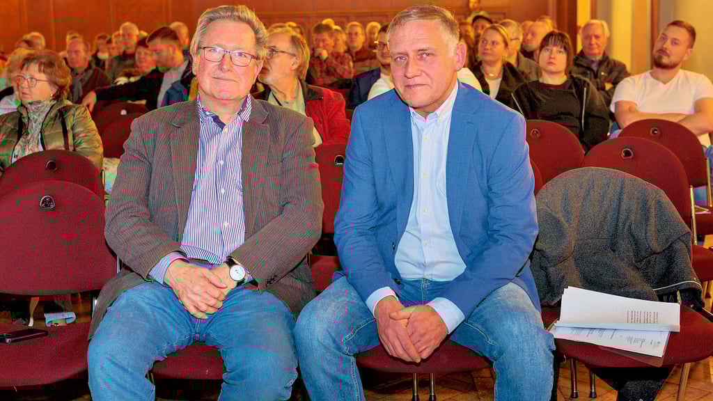 Blick auf die  erste Reihe zur  Einwohnerversammlung im Hyzet-Klubhaus am Mittwochabend in  Alttröglitz: Klaus-Dieter Deuser (links) führt seit 40 Jahren das Klubhaus,  und  René Voigtmann wird am 1. Januar 2026 sein Nachfolger. 