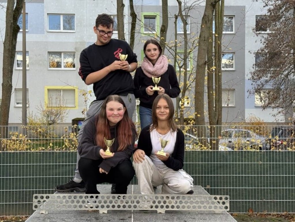 Stolze Gesichter auf dem Schulhof: Das Filmteam vom Lernzentrum Halle-Neustadt zeigt die Pokale für seinen Kurzfilm „Chantal im Saaleland“. Bald folgt noch die offizielle Ehrung durch die Schulleitung.