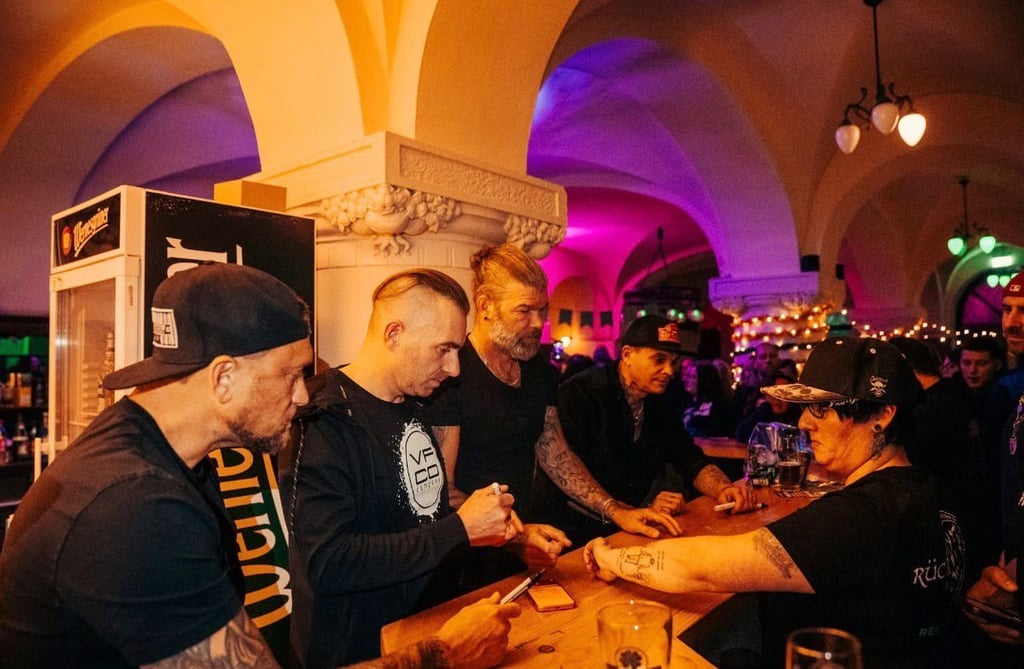 Einen ganzen Abend hat die Südtiroler Band „Frei.Wild“ am vergangenen Sonntag in Dessau-Roßlau verbracht: Zur Veröffentlichung ihres neuen Albums ging man auf Kneipentour und nahm sich viel Zeit für die eigenen Fans.