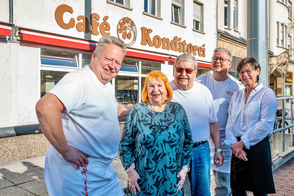 Familie Fuchs vor der Konditorei Mrosek in der Askanischen Straße.
