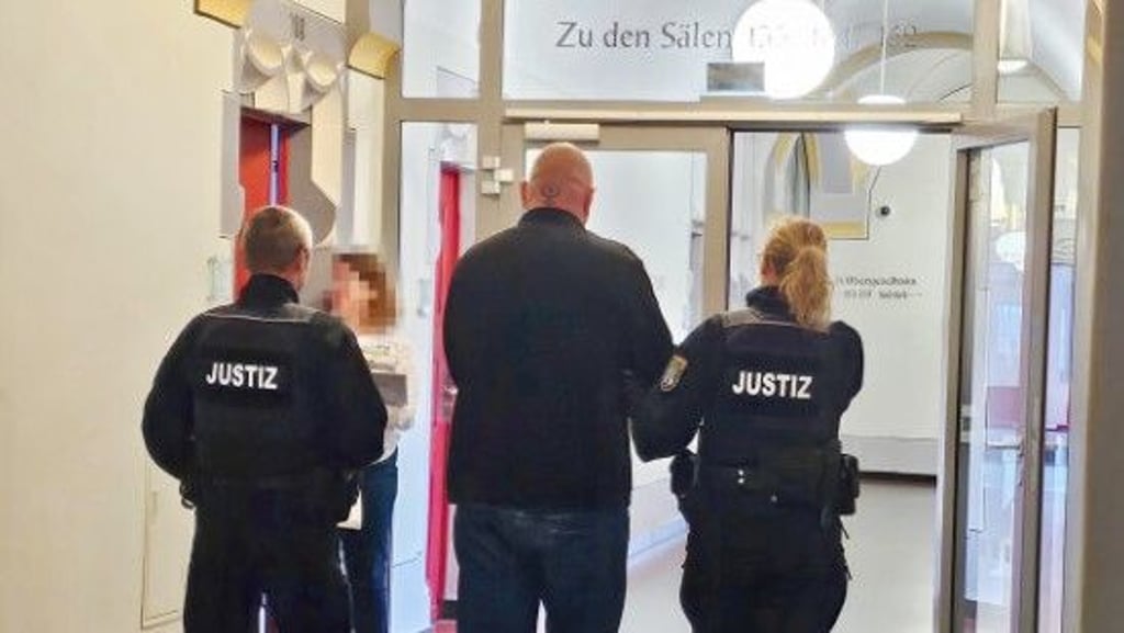 Der Angeklagte (M.) musste sich wegen verschiedenster Straftaten vor dem Landgericht verantworten. Jetzt fiel das Urteil.