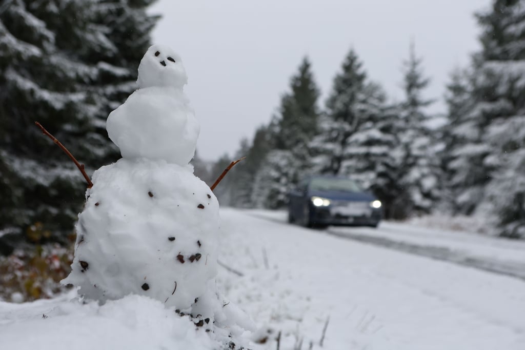 Ein kleiner Schneemann steht am Rand der Brockenstraße. Die ersten Schneeflocken haben schon im Oktober den Harz erreicht.