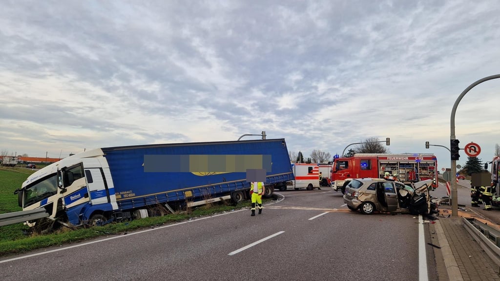 Auf der B100 hat es einen schweren Unfall gegeben.