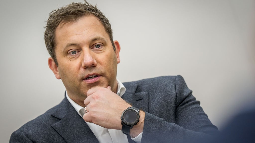 Der Vizekanzler reist als erster Minister der schwarz-roten Bundesregierung nach Peking. (Archivbild)