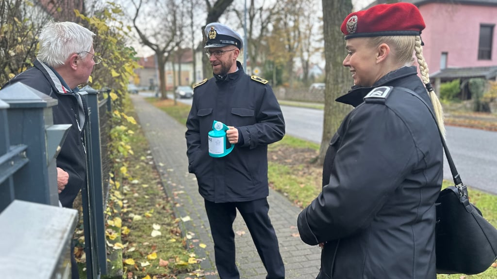 Obermaat Wurth und Oberfeldwebel Sterner klingeln an den Haustüren und bitten um Spenden für die Deutsche Kriegsgräberfürsorge.