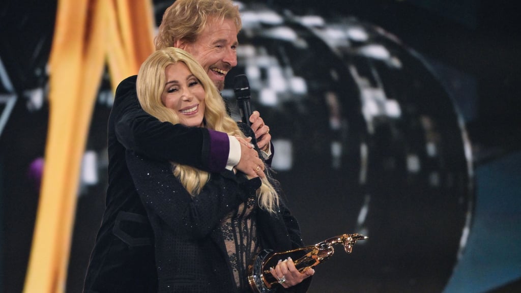 Gottschalk (75) umarmte Cher (79) auf der Bühne.