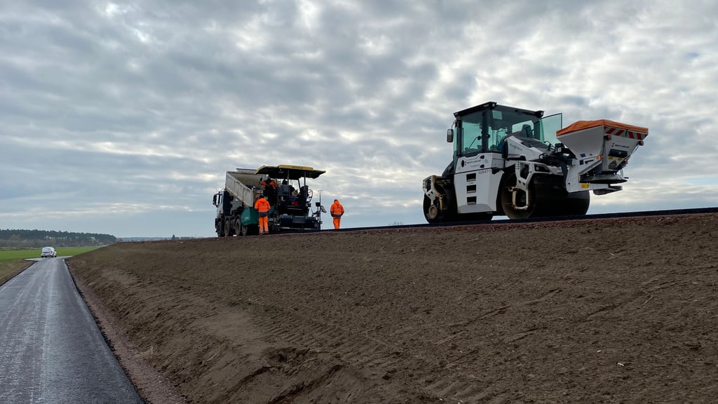 Seit März laufen am Deich an der Elbe zwischen Ferchland und Klietznick die Sanierungsarbeiten. Momentan wird der Asphalt aufgetragen.