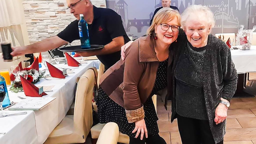 Volksstimme-Redakteurin Karina Hoppe am Sonnabend, 8. November 2025,  zu Gast in Nürnberg. Neben ihr das noch rüstige 100-jährige Geburtstagskind Hildegard Gropp. Beide sind in Osterburg geboren. 