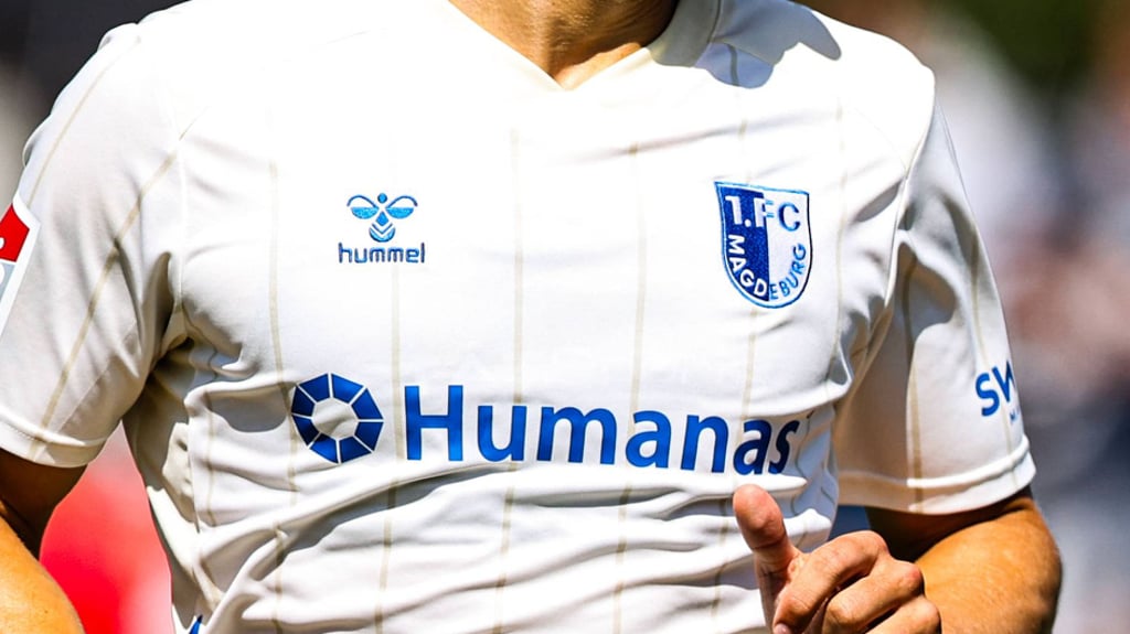 Auch in dieser Saison prominent auf dem Trikot vom 1. FC Magdeburg zu sehen: Das Logo des Plegeunternehmens Humanas.
