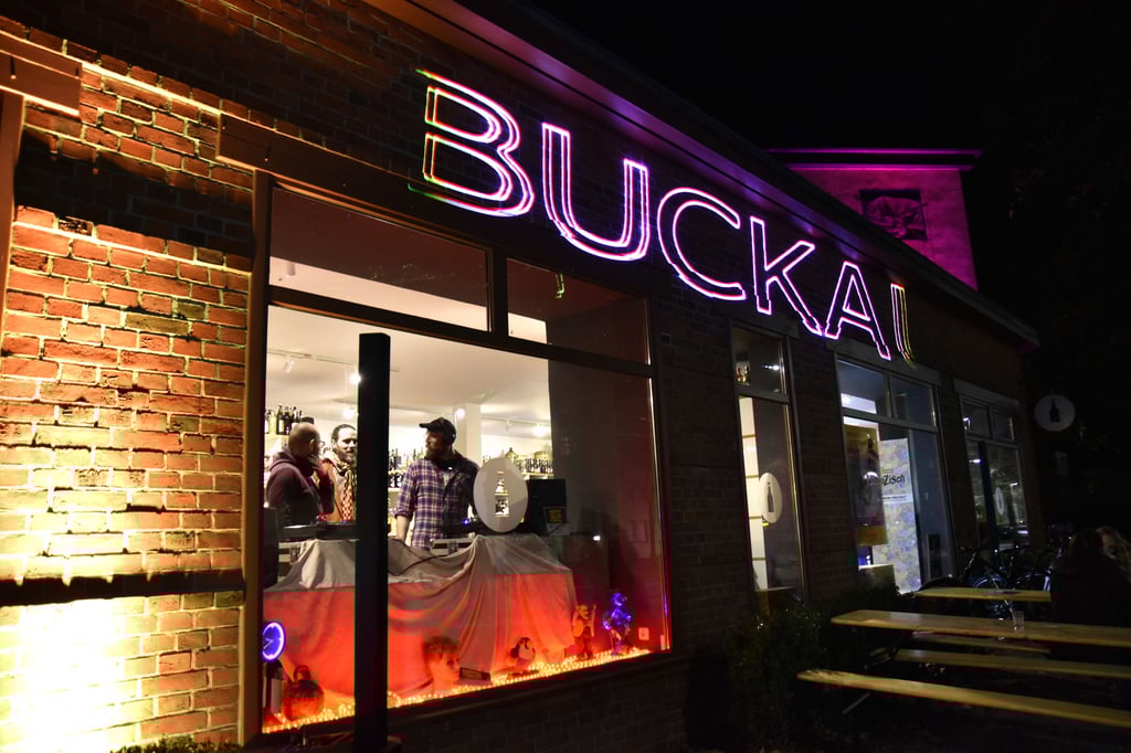 In Magdeburg-Buckau können Besucher bei dem „Late Night Hopping“ shoppen, Glühwein trinken und Kunst bestaunen. 