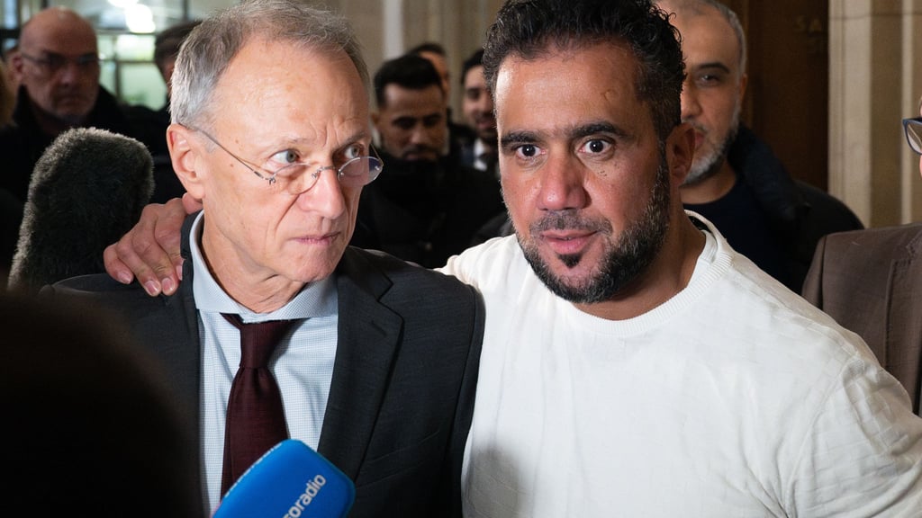 Buhsidos E-Manager Arafat Abou-Chaker (r) legt nach der Urteilsverkündung seinem Anwalt Hansgeorg Birkhoff die Hand auf die Schulter. (Archivbild)