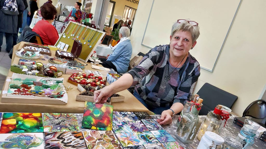 Uta Gentkow aus Erdeborn ist mit ihrer Fliesenmalerei wieder beim Kreativmarkt dabei.