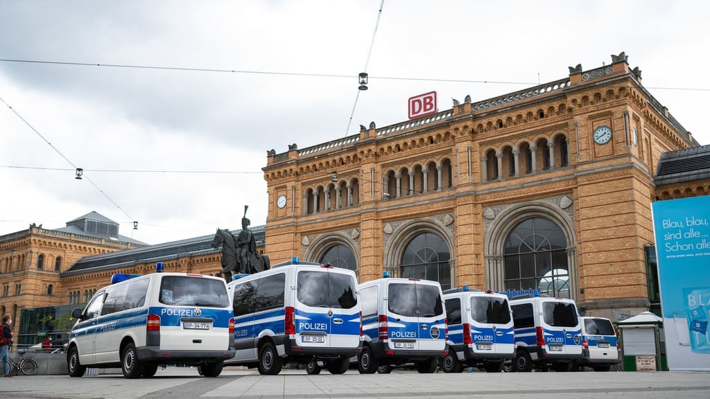 Geplant sind auch am Hauptbahnhof Hannover verstärkte Streifen und Kontrollen. (Symbolbild)