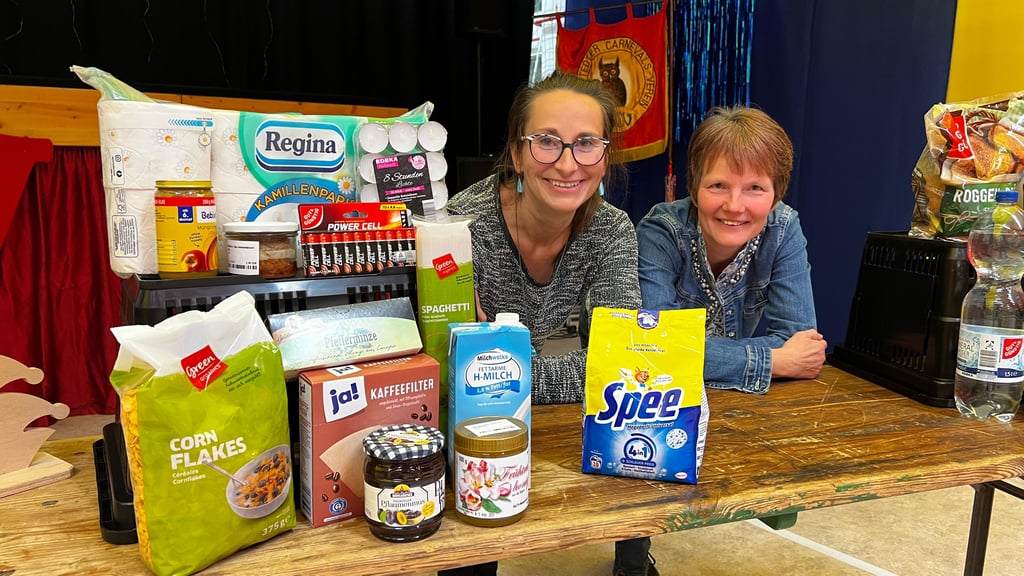 Sandy Hoppert und Simone Boost sind derzeit viel im Saalekreis unterwegs, um ihr Konzept des 24/7-Supermarktes vorzustellen. Die Beesenstedter scheinen begeistert.