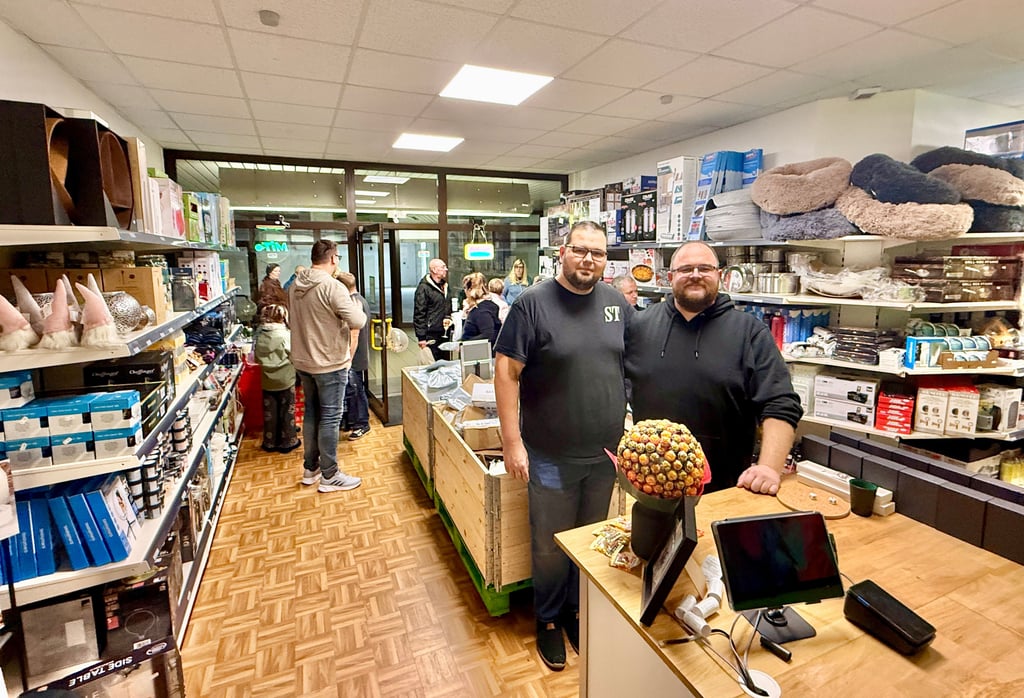  Sebastian Max (li.) und Philipp Wendt in ihrem MiTo Markt, wo sie Nützliches und Schönes für Haushalt, Garten und Freizeit anbieten. 