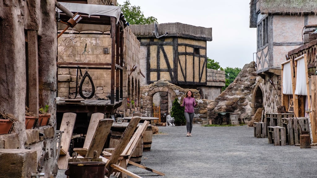 Ein Blick in einen der kleinen Straßenzüge im Mittelalterdorf an der Marina Coswig.
