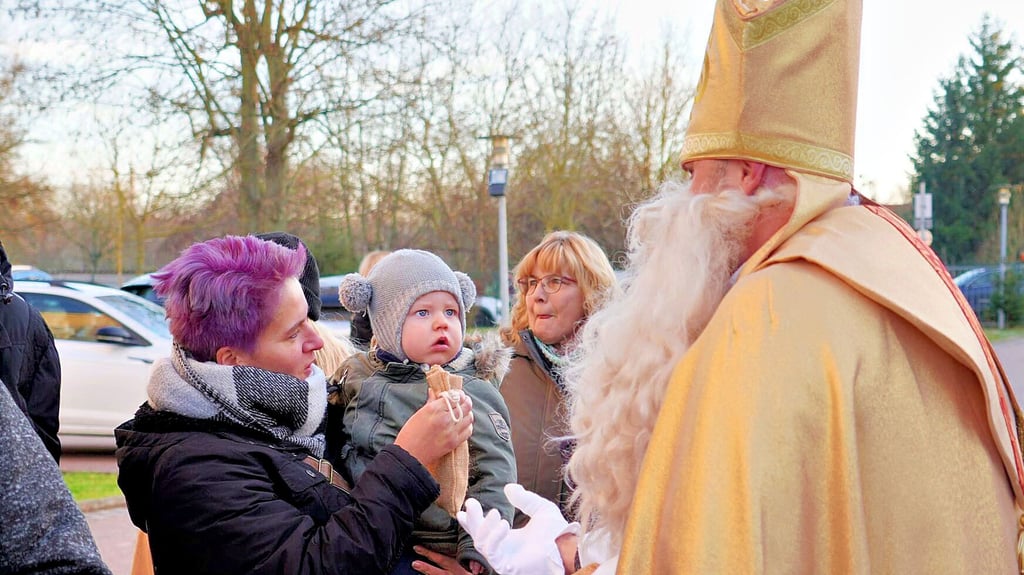 Auch der Nikolaus wird beim Weihnachtsmarkt des CJD am ersten Adventssamstag vor Ort sein. Er verteilt kleine Geschenke an die Kinder. 