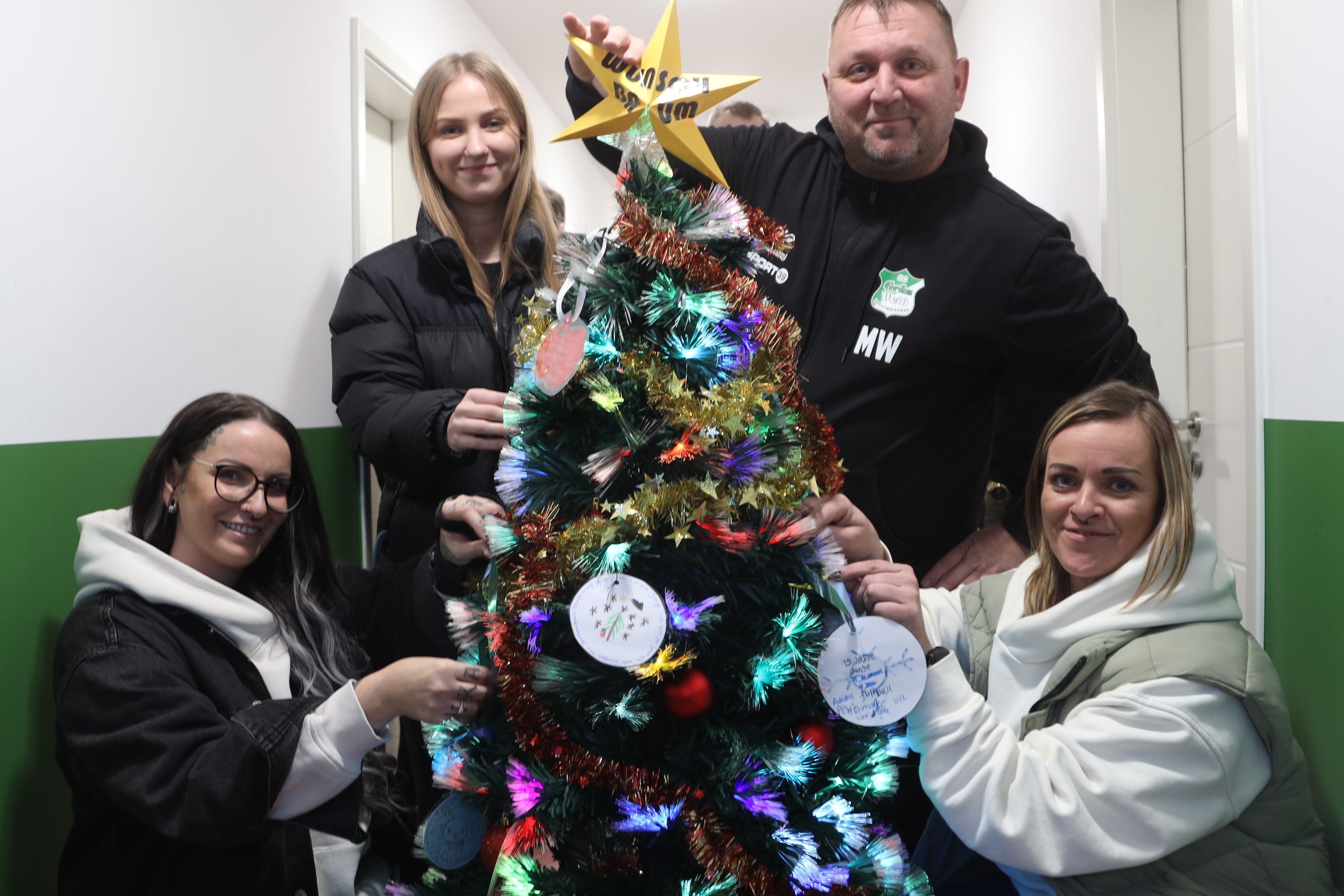 Börde: Herzenswünsche am Weihnachtsbaum: Dahlenwarsleber Fußballer erfüllen Wünsche Magdeburger Jugendlicher