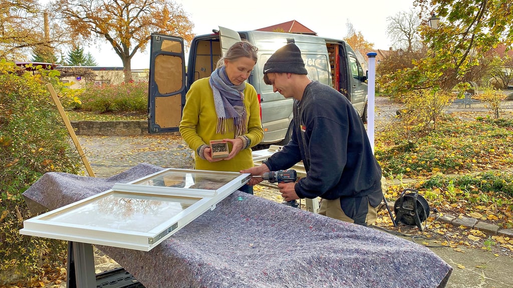 Tischler Lukas Schulze mit Nikoline F. Kruse von der Künstlerwerkstatt  des Schlosses Hohenerxleben.