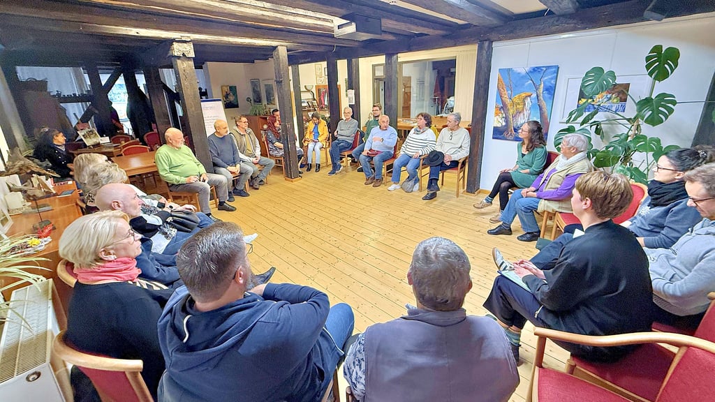 Rund 20 Dessau-Roßlauer sind am Mittwoch zu dem Gesprächsabend „Sprechen & Zuhören“ in die Ölmühle in Roßlau gekommen.