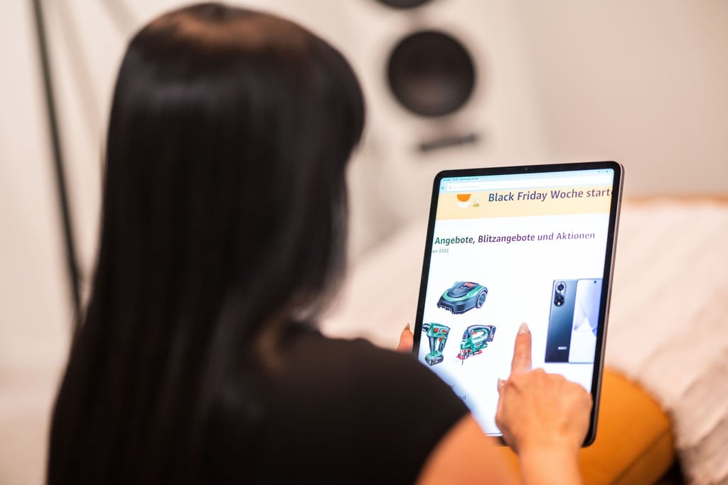 Skepsis bei Rabattaktionen: Bei Aktionszeiträumen wie dem Black Friday sollte man einen klaren Kopf bewahren und zunächst Angebot und Preise überprüfen.