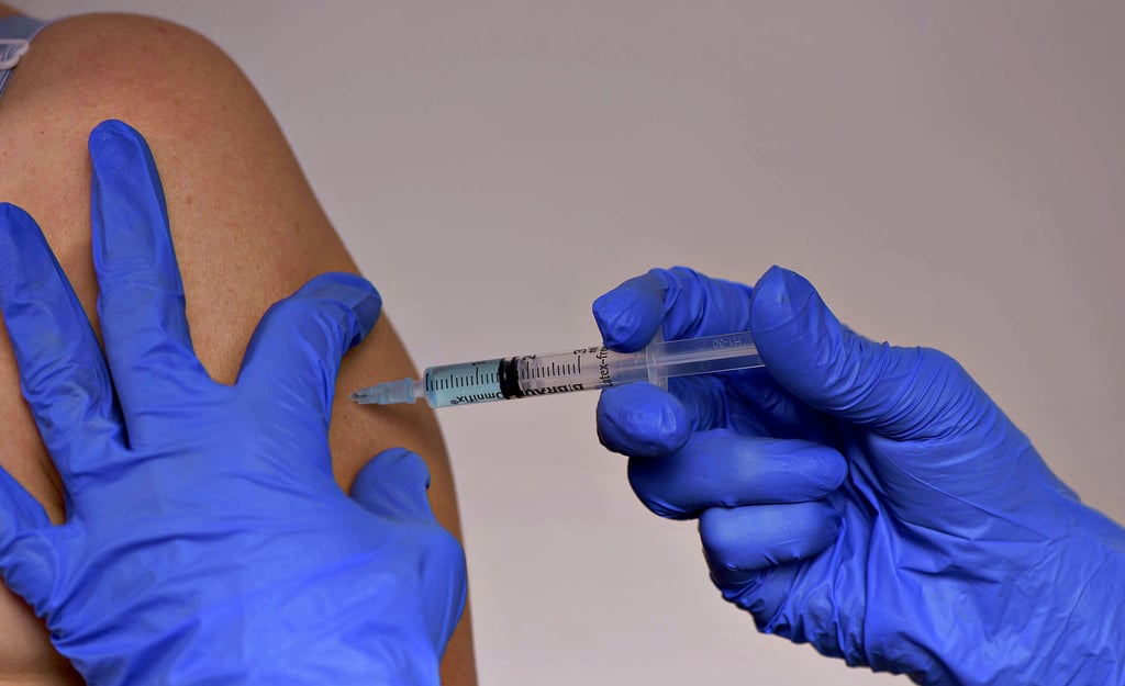 Geimpft wird beim Arzt, nur wenige Apotheker im Saalekreis bieten die Impfung gegen Grippe an.