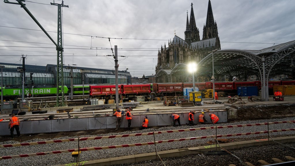 Zehn Tage lang sind Arbeiter nun an der Strecke rund um den Kölner Hauptbahnhof beschäftigt. Unter anderem werden Weichen und Oberleitungen erneuert.